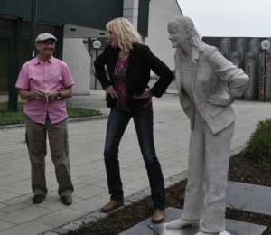 Der Künstler, Arno Mester, mit seinem Modell, Heike Gräfe und ihrer Zwillingsschwester aus Beton  Foto: Linde Arndt