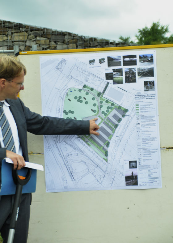 Bürgermeister Claus Jacobi erklärt den zweiten Abschnitt des Bauvorhabens am Ennepebogen Foto: Linde Arndt