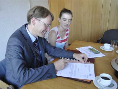Bürgermeister Claus Jacobi unterschreibt für Caroline Barillo das Praktikum-Zertifikat  Foto: Linde Arndt