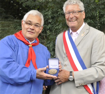 BM Jochen Stobbe wird von Daniel Level, BM von Fourqueux, zum Ehrenbürger ernannt.  Foto: Linde Arndt