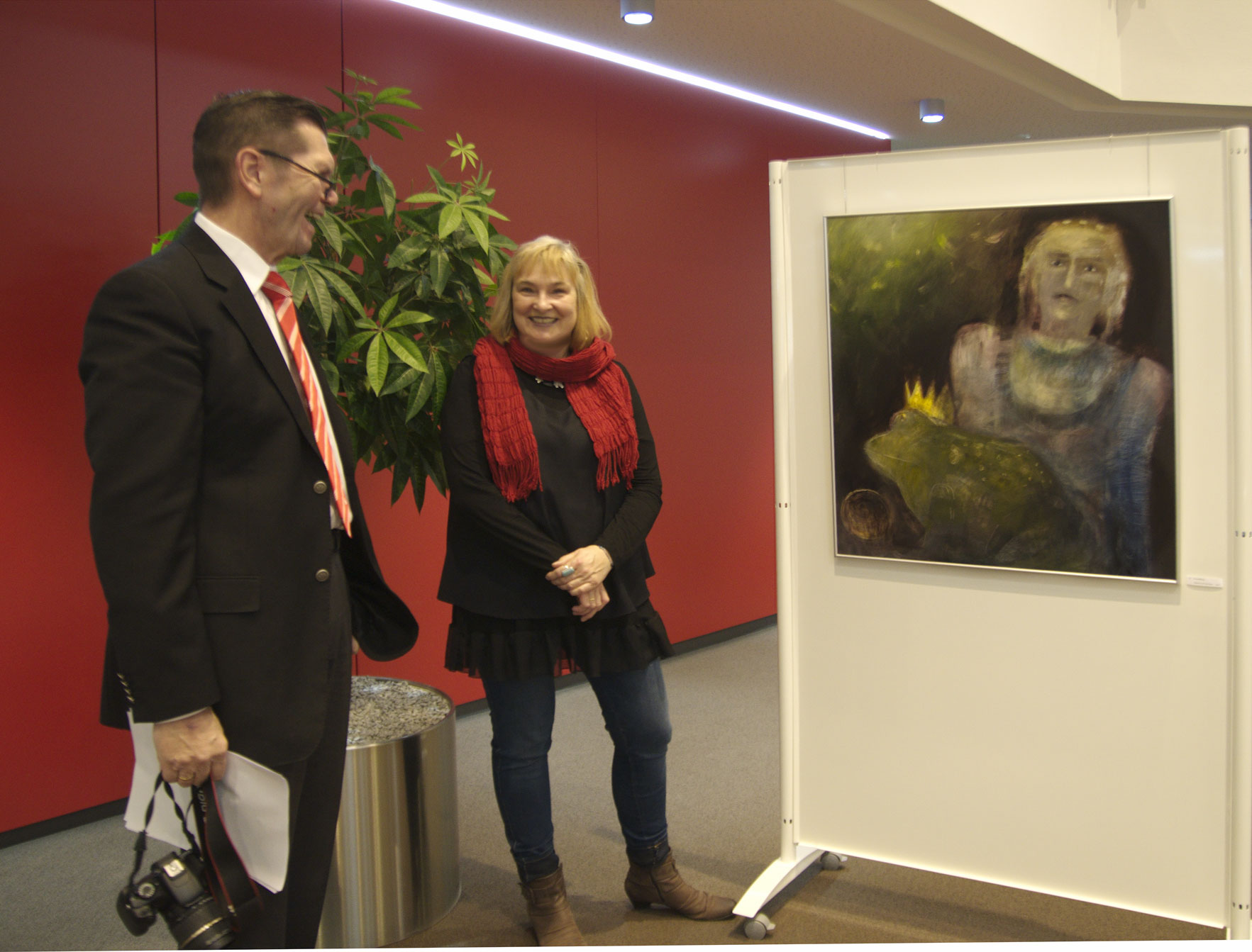 v.l. Johannes Dennda [Sparkasse Ennepetal-Breckerfeld] und Marlies Blauth vor dem Gemälde "Froschkönig"