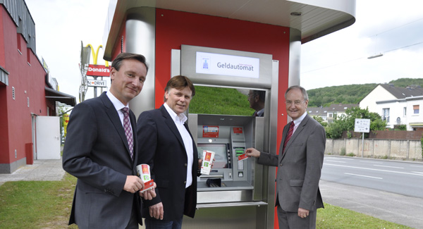 Einweihung des Geldautomaten an der B7  v.l.: