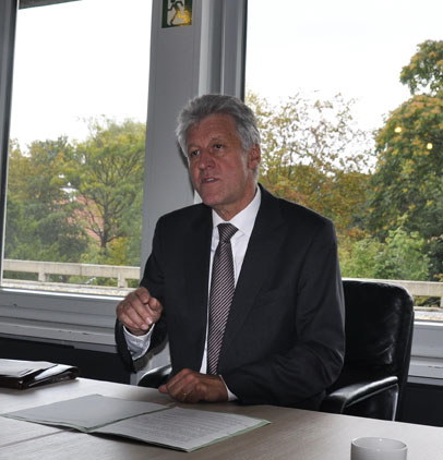 Dr. Arnim Berux teilt der Presse seinen Etnschluss mit  Foto: Linde Arndt