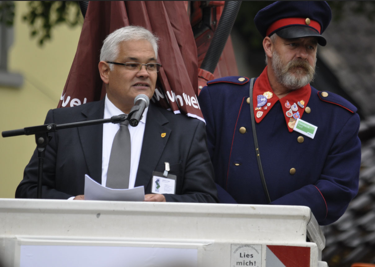 Bürgermeister Jochen Stobbe und Ehrennachtwächter Fasel bei der Eröffnungsrede des ZOB Schwelm   Foto: Linde Arndt