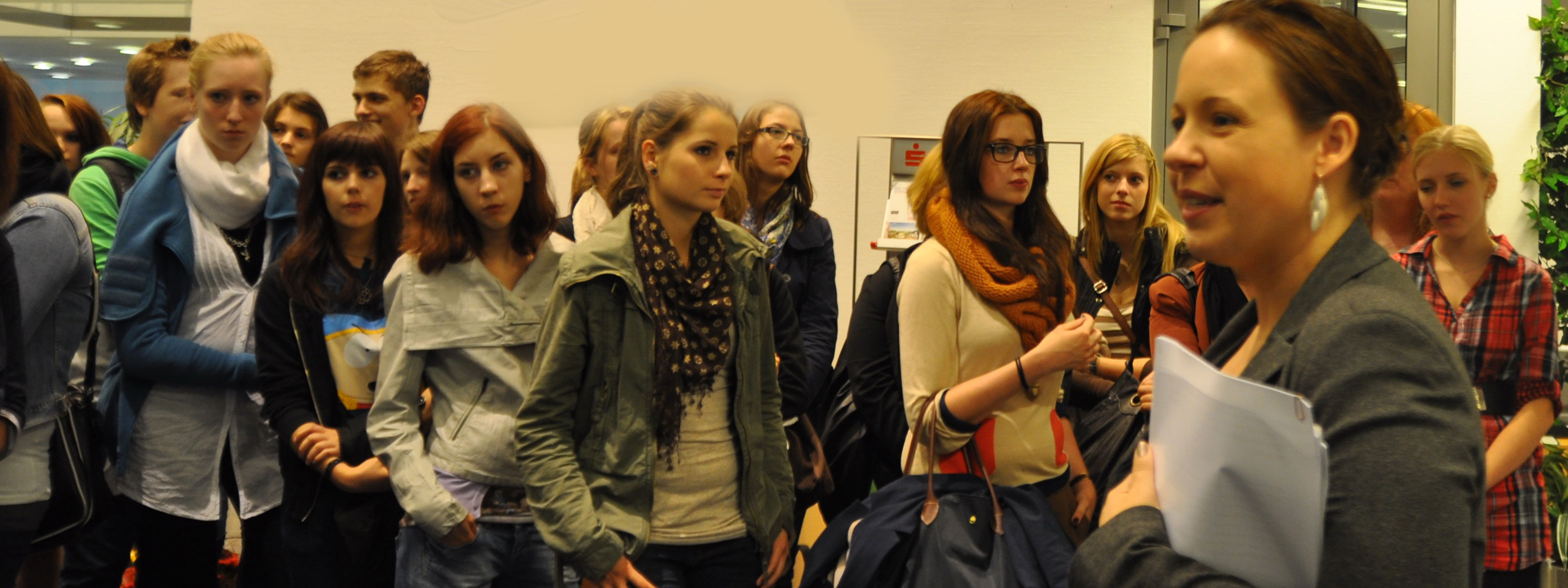 RBG-Schüler und Saskia Lipps  beim Einwochenmuseum in der Sparkasse  Foto: Linde Arndt