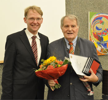 Bürgermeister Claus Jacobi mit Eberhard Wehberg  Foto: Linde Arndt