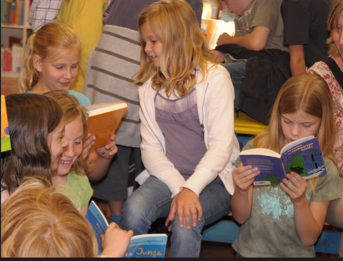 Kleine Leseratten in der Bücherei Appelt Foto: Linde Arndt
