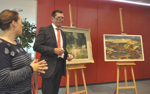 Saskia Lipps und Johannes Dennda vor den Gemälden. Rechts das expressionistische Werk von Günter Petersen  Foto:  © Linde Arndt