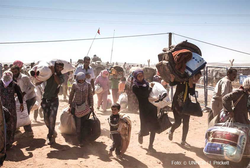 Syrische kurdische Flüchtlinge auf dem Weg in die Türkei   Foto: © UNHCR / I. Prickett 