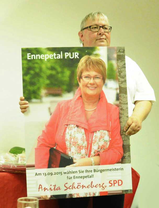 Zink mit dem Wahlplakat von Anita Schöneberg  Foto: (c) Linde Arndt