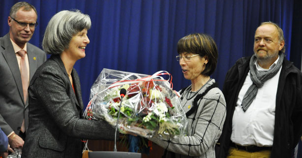 Frau Dr. Frauke Hortolani (SPD) überreicht der neuen Bürgermeisterin Gabriele Grollmann Blumen in den Schwelmer Farben zum Amtsantritt Foto: (c) Linde Arndt