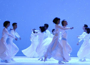 Schneeflocken-Ballett in "Der Nussknacker" Foto: (c) Linde Arndt