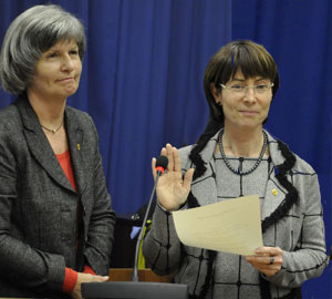 Vereidigung v.l. Dr. Frauke Hortolani und Bürgermeisterin Gabriele Grollmann Foto: (c) Linde Arndt