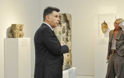 Dr. Gerhard Vinckh vom von der Heydt-Museum vor der Votivstele mit Buddha Shakyamuni Foto:(c) Linde Arndt