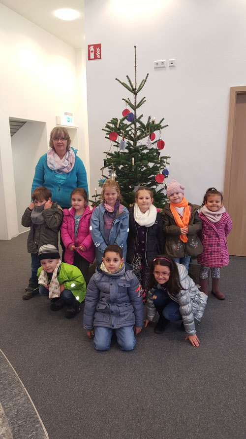 Hier die Kinder des Kindergarten Morgenland mit dem Weihnachtsbaum in Voerde Bildrechte: Sparkasse Ennepetal-Voerde
