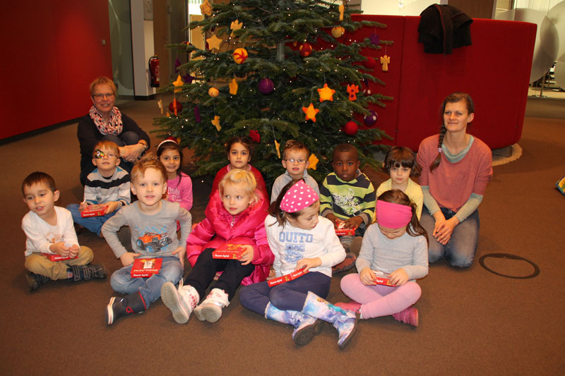 Kinder des Kath. KiGa St. Elisabeth Milspe beim Weihnachtsbaumschmücken in Milspe Bildrechte: Sparkasse Ennepetal-Breckerfeld 