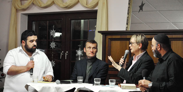 Diskussionsrunde v.l. Seyfullah Köse / Pfarrer Roland Krämer / Moderation Frau Sigrid Reihs / Hagay Feldheim Foto: (c) Linde Arndt