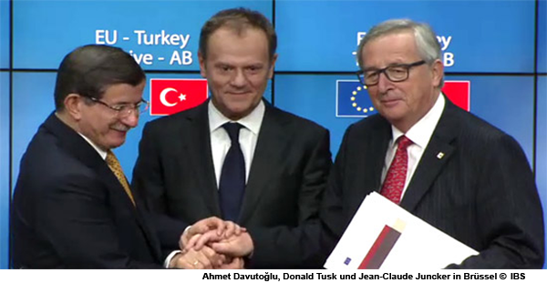 Von links: Ahmet Davutoğlu, Donald Tusk und Jean-Claude Juncker in Brüssel © IBS