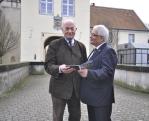 Wilhelm Friedrich Erfurt und Bürgermeister Jochen Stobbe mit  dem Martfeld-Büchlein vor dem Schloss